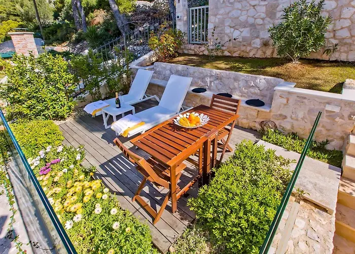 Madeleine Hvar *