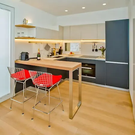 Madeleine Hvar חוואר