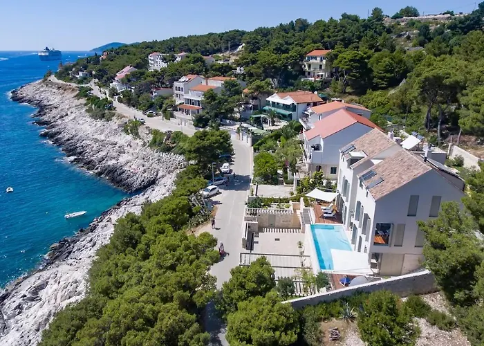 Madeleine Hvar *